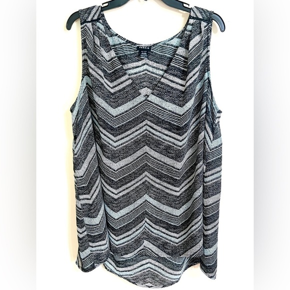 TORRID Women’s V Neck Sleeveless Chevron Georgette Hi-Lo Black Tank Size 2 - Picture 2 of 10